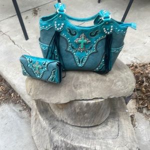 Boot Barn purse in very good shape. No pen marks or scratches anywhere.